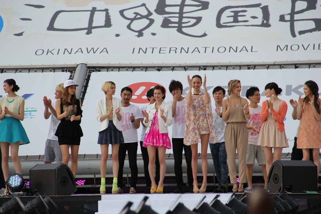 噂の2人、ピース綾部と芹那がステージ共演も綾部は関係を否定　画像ギャラリー（25枚目）