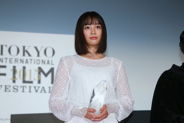 本田翼＆広瀬すずが白のふんわりドレスで登場！その透明感っぱない！東京国際映画祭が閉幕…クロージングセレモニーフォトギャラリー（2枚目）