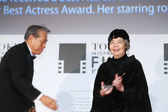 本田翼＆広瀬すずが白のふんわりドレスで登場！その透明感っぱない！東京国際映画祭が閉幕…クロージングセレモニーフォトギャラリー（3枚目）