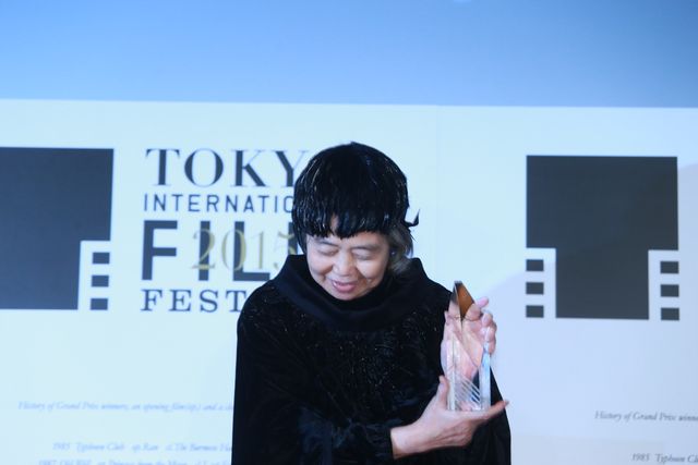 本田翼＆広瀬すずが白のふんわりドレスで登場！その透明感っぱない！東京国際映画祭が閉幕…クロージングセレモニーフォトギャラリー（4枚目）