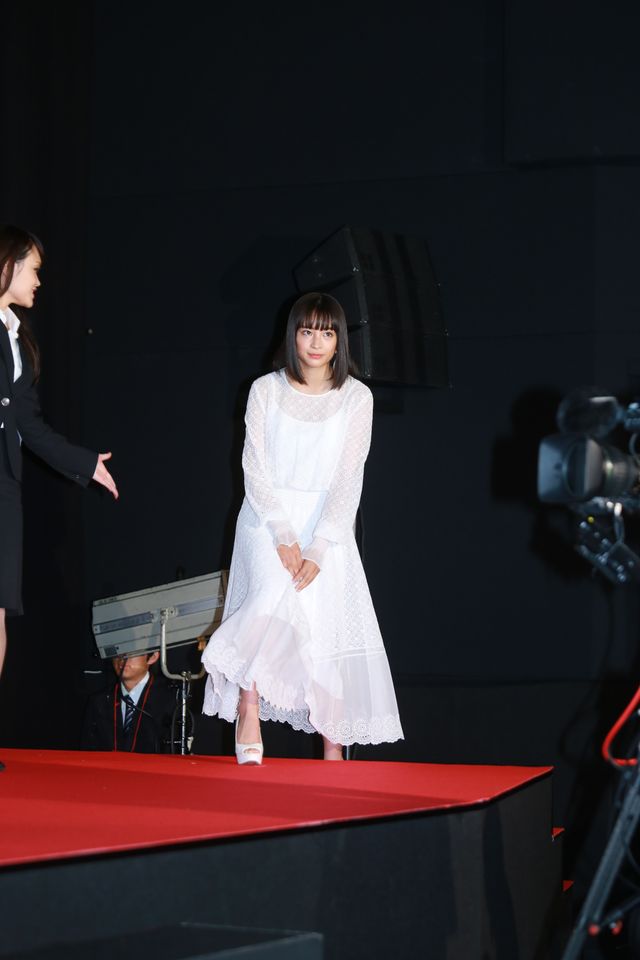 本田翼＆広瀬すずが白のふんわりドレスで登場！その透明感っぱない！東京国際映画祭が閉幕…クロージングセレモニーフォトギャラリー（6枚目）