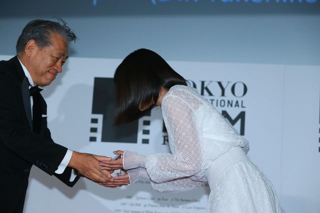 本田翼＆広瀬すずが白のふんわりドレスで登場！その透明感っぱない！東京国際映画祭が閉幕…クロージングセレモニーフォトギャラリー（8枚目）