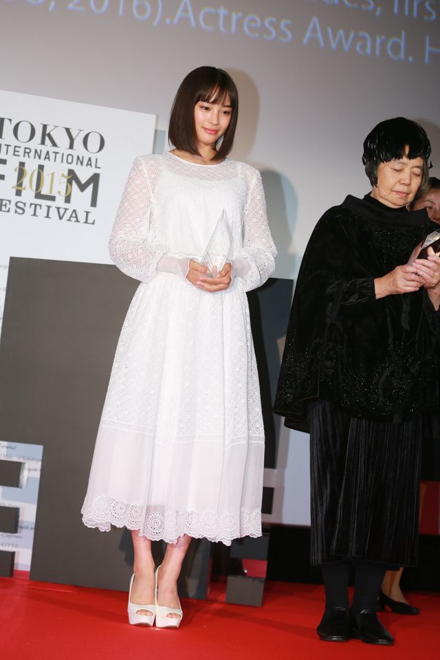 本田翼＆広瀬すずが白のふんわりドレスで登場！その透明感っぱない！東京国際映画祭が閉幕…クロージングセレモニーフォトギャラリー（9枚目）