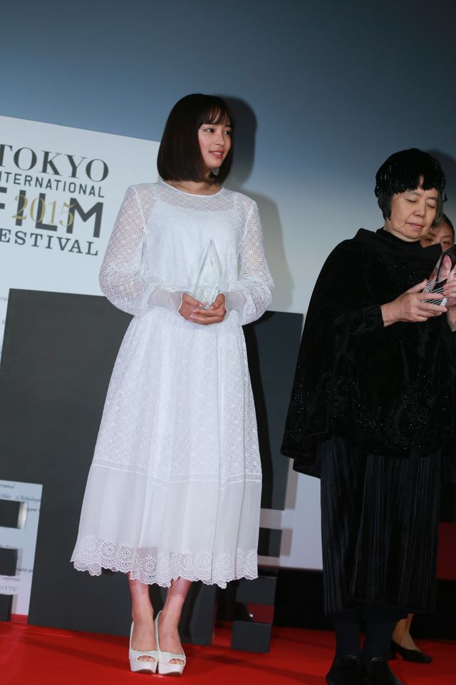 本田翼＆広瀬すずが白のふんわりドレスで登場！その透明感っぱない！東京国際映画祭が閉幕…クロージングセレモニーフォトギャラリー（10枚目）