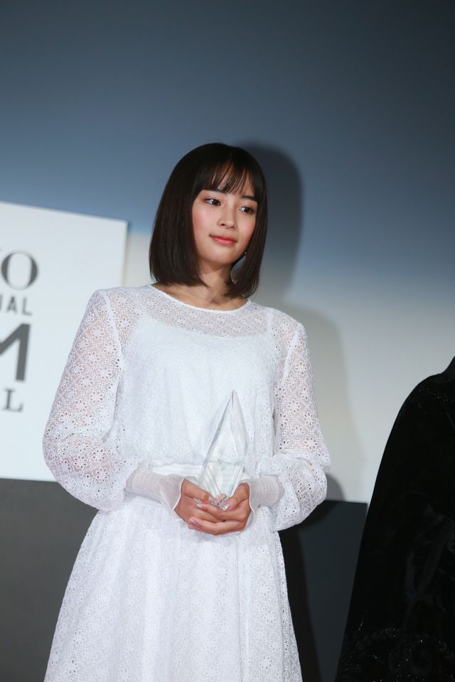 本田翼＆広瀬すずが白のふんわりドレスで登場！その透明感っぱない！東京国際映画祭が閉幕…クロージングセレモニーフォトギャラリー（11枚目）