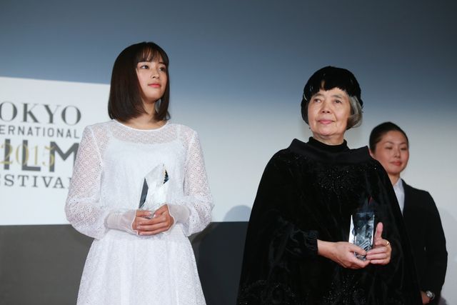 本田翼＆広瀬すずが白のふんわりドレスで登場！その透明感っぱない！東京国際映画祭が閉幕…クロージングセレモニーフォトギャラリー（12枚目）