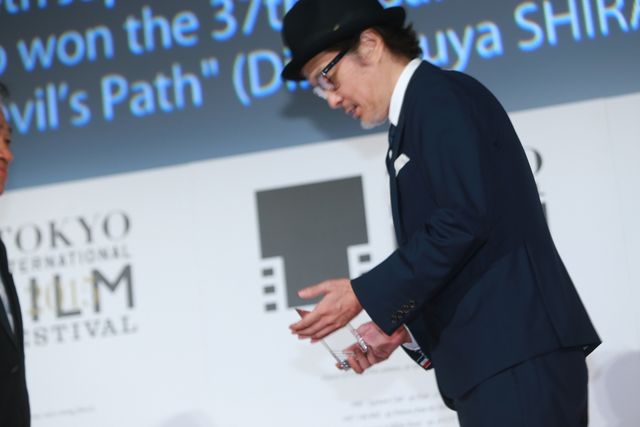 本田翼＆広瀬すずが白のふんわりドレスで登場！その透明感っぱない！東京国際映画祭が閉幕…クロージングセレモニーフォトギャラリー（14枚目）