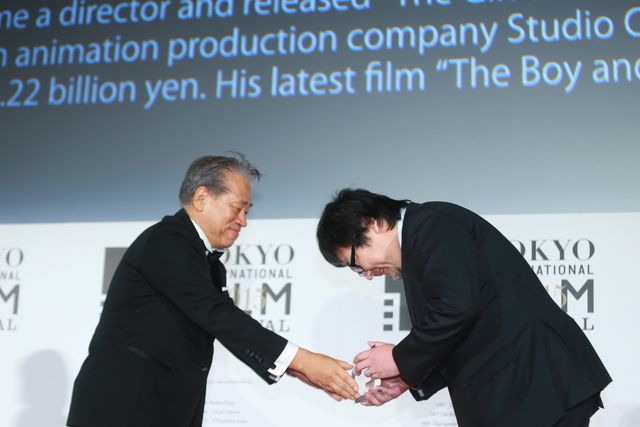 本田翼＆広瀬すずが白のふんわりドレスで登場！その透明感っぱない！東京国際映画祭が閉幕…クロージングセレモニーフォトギャラリー（15枚目）