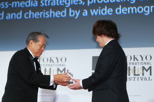 本田翼＆広瀬すずが白のふんわりドレスで登場！その透明感っぱない！東京国際映画祭が閉幕…クロージングセレモニーフォトギャラリー（17枚目）