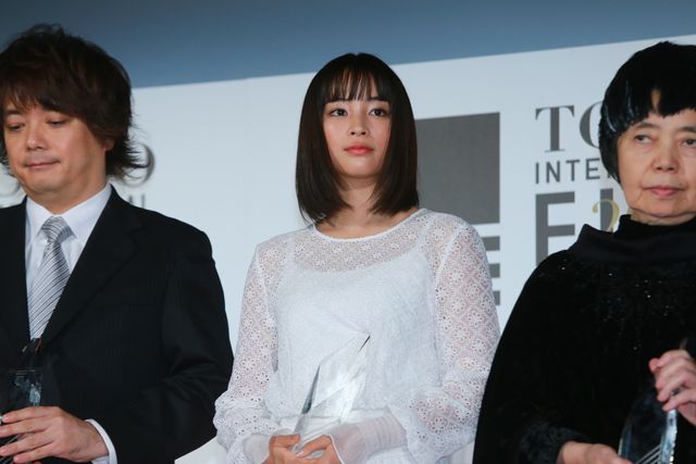 本田翼＆広瀬すずが白のふんわりドレスで登場！その透明感っぱない！東京国際映画祭が閉幕…クロージングセレモニーフォトギャラリー（18枚目）