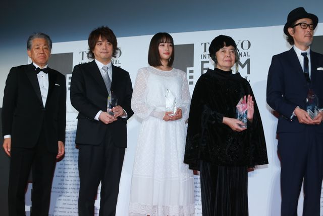 本田翼＆広瀬すずが白のふんわりドレスで登場！その透明感っぱない！東京国際映画祭が閉幕…クロージングセレモニーフォトギャラリー（19枚目）