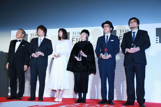 本田翼＆広瀬すずが白のふんわりドレスで登場！その透明感っぱない！東京国際映画祭が閉幕…クロージングセレモニーフォトギャラリー（20枚目）