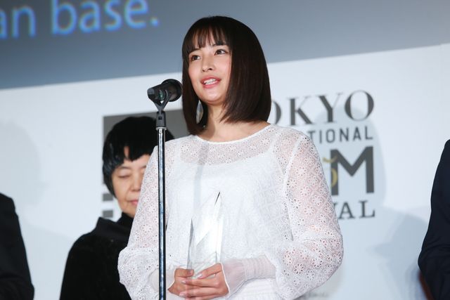 本田翼＆広瀬すずが白のふんわりドレスで登場！その透明感っぱない！東京国際映画祭が閉幕…クロージングセレモニーフォトギャラリー（23枚目）