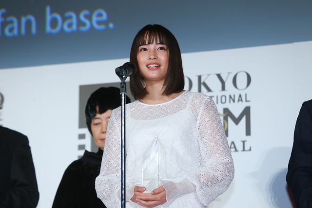 本田翼＆広瀬すずが白のふんわりドレスで登場！その透明感っぱない！東京国際映画祭が閉幕…クロージングセレモニーフォトギャラリー（24枚目）