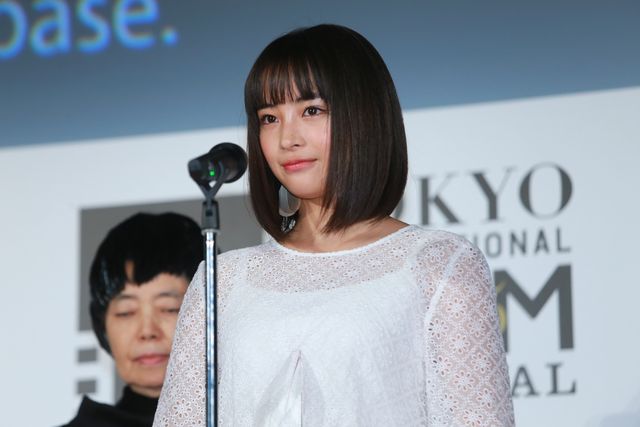 本田翼＆広瀬すずが白のふんわりドレスで登場！その透明感っぱない！東京国際映画祭が閉幕…クロージングセレモニーフォトギャラリー（25枚目）