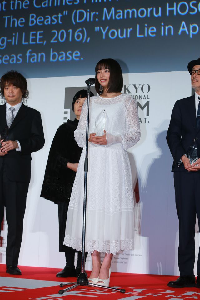 本田翼＆広瀬すずが白のふんわりドレスで登場！その透明感っぱない！東京国際映画祭が閉幕…クロージングセレモニーフォトギャラリー（26枚目）