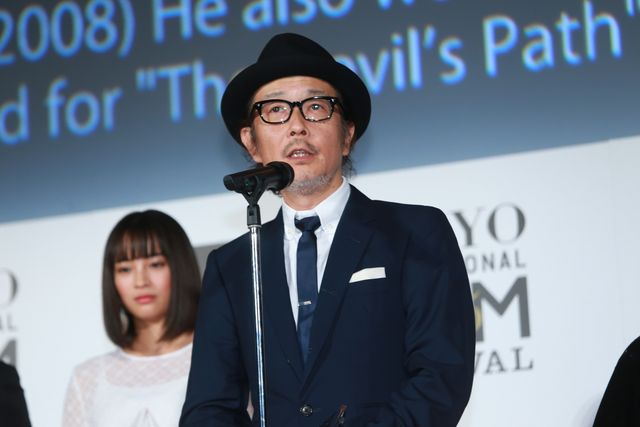 本田翼＆広瀬すずが白のふんわりドレスで登場！その透明感っぱない！東京国際映画祭が閉幕…クロージングセレモニーフォトギャラリー（28枚目）