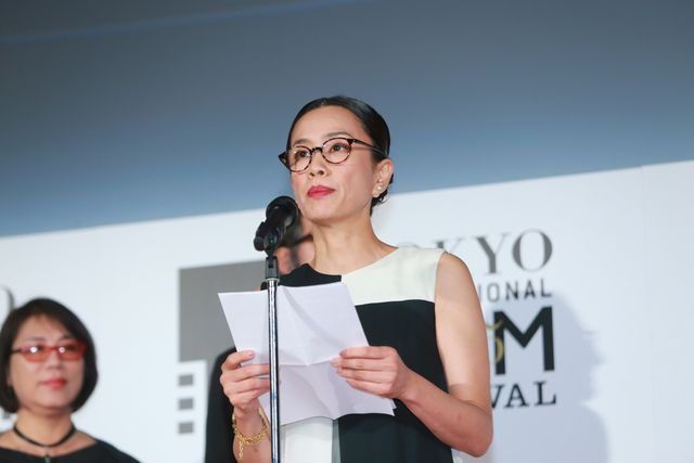 本田翼＆広瀬すずが白のふんわりドレスで登場！その透明感っぱない！東京国際映画祭が閉幕…クロージングセレモニーフォトギャラリー（32枚目）