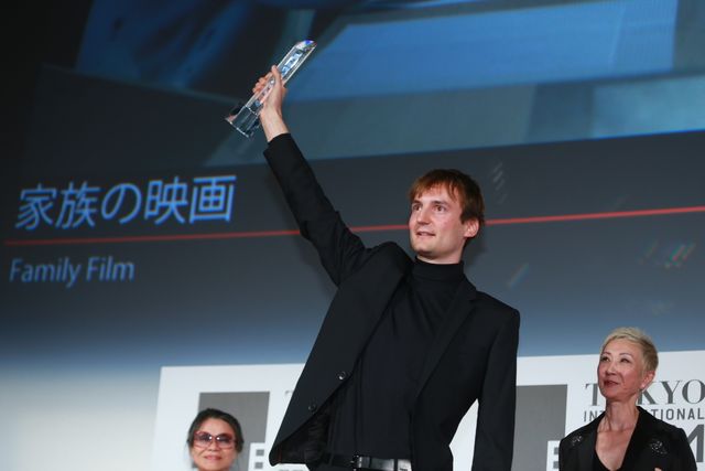 本田翼＆広瀬すずが白のふんわりドレスで登場！その透明感っぱない！東京国際映画祭が閉幕…クロージングセレモニーフォトギャラリー（38枚目）