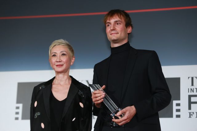 本田翼＆広瀬すずが白のふんわりドレスで登場！その透明感っぱない！東京国際映画祭が閉幕…クロージングセレモニーフォトギャラリー（39枚目）