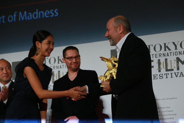 本田翼＆広瀬すずが白のふんわりドレスで登場！その透明感っぱない！東京国際映画祭が閉幕…クロージングセレモニーフォトギャラリー（55枚目）