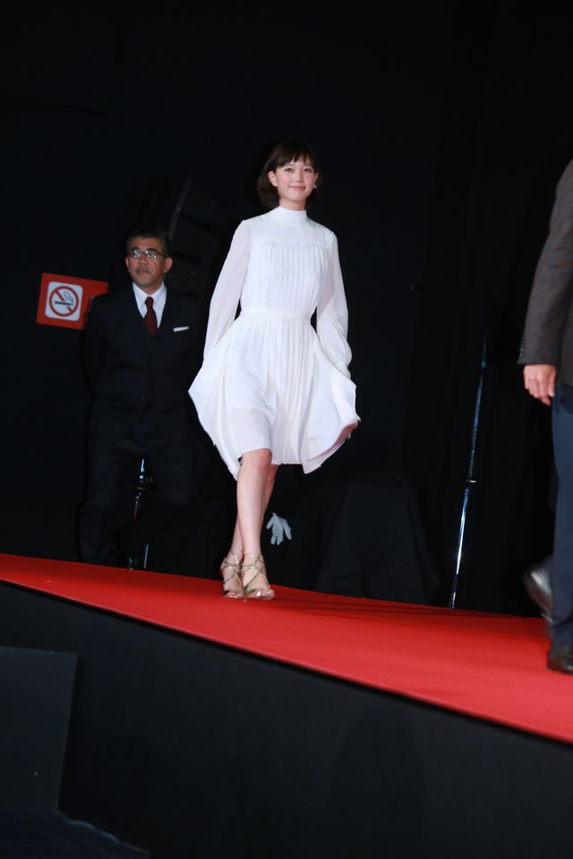 本田翼＆広瀬すずが白のふんわりドレスで登場！その透明感っぱない！東京国際映画祭が閉幕…クロージングセレモニーフォトギャラリー（75枚目）