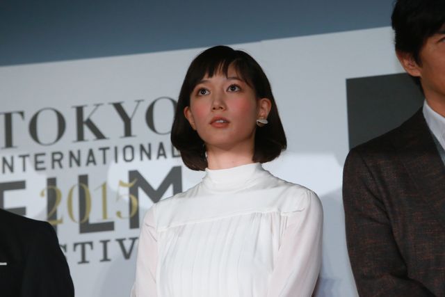 本田翼＆広瀬すずが白のふんわりドレスで登場！その透明感っぱない！東京国際映画祭が閉幕…クロージングセレモニーフォトギャラリー（77枚目）