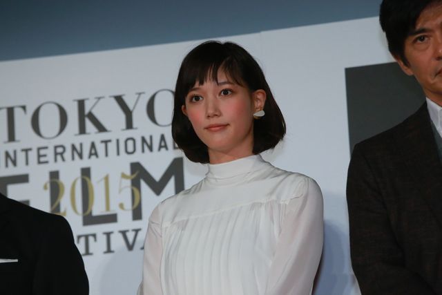 本田翼＆広瀬すずが白のふんわりドレスで登場！その透明感っぱない！東京国際映画祭が閉幕…クロージングセレモニーフォトギャラリー（78枚目）