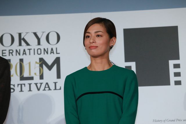 本田翼＆広瀬すずが白のふんわりドレスで登場！その透明感っぱない！東京国際映画祭が閉幕…クロージングセレモニーフォトギャラリー（79枚目）