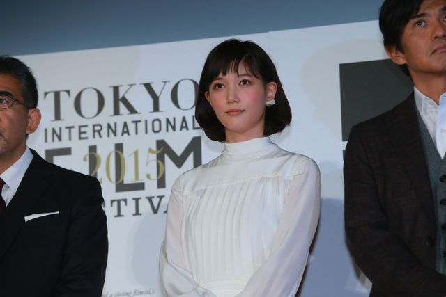 本田翼＆広瀬すずが白のふんわりドレスで登場！その透明感っぱない！東京国際映画祭が閉幕…クロージングセレモニーフォトギャラリー（80枚目）