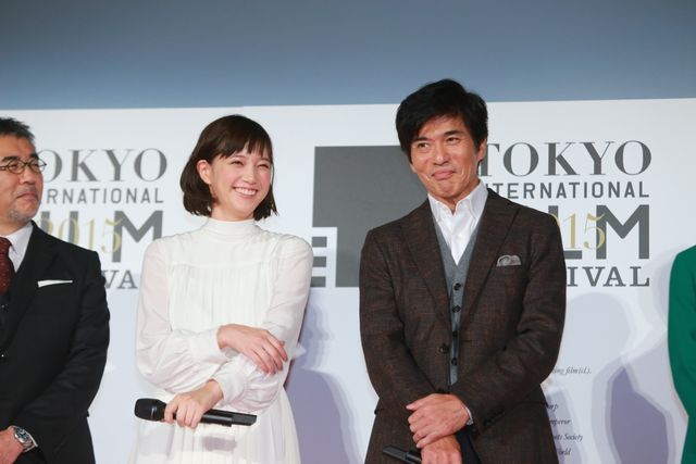 本田翼＆広瀬すずが白のふんわりドレスで登場！その透明感っぱない！東京国際映画祭が閉幕…クロージングセレモニーフォトギャラリー（86枚目）
