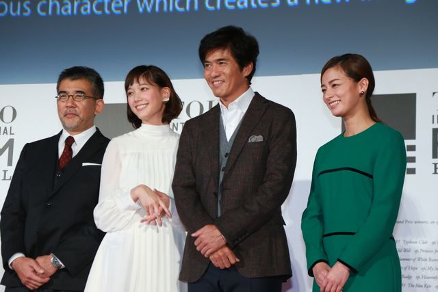 本田翼＆広瀬すずが白のふんわりドレスで登場！その透明感っぱない！東京国際映画祭が閉幕…クロージングセレモニーフォトギャラリー（90枚目）