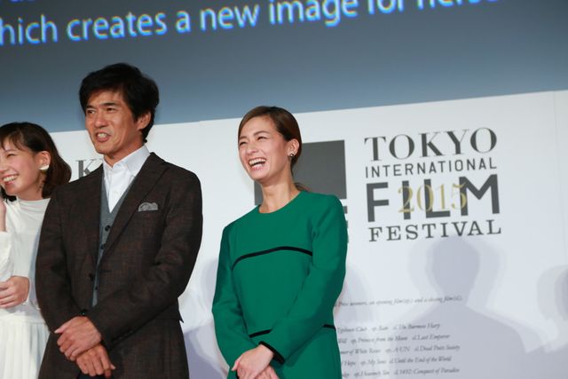 本田翼＆広瀬すずが白のふんわりドレスで登場！その透明感っぱない！東京国際映画祭が閉幕…クロージングセレモニーフォトギャラリー（92枚目）