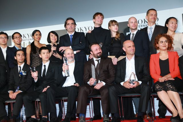 本田翼＆広瀬すずが白のふんわりドレスで登場！その透明感っぱない！東京国際映画祭が閉幕…クロージングセレモニーフォトギャラリー（94枚目）