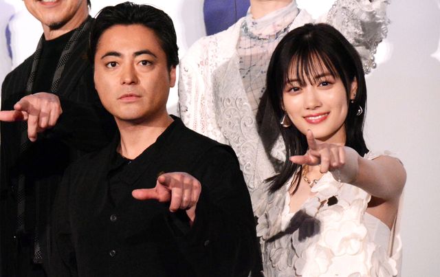 可憐な美しさが輝く山下美月！山田孝之と共に『名探偵コナン 隻眼の残像』公開記念舞台あいさつに登場：フォトギャラリー