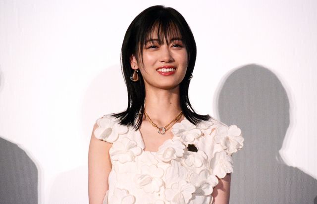 可憐な美しさが輝く山下美月！山田孝之と共に『名探偵コナン 隻眼の残像』公開記念舞台あいさつに登場（13枚目）