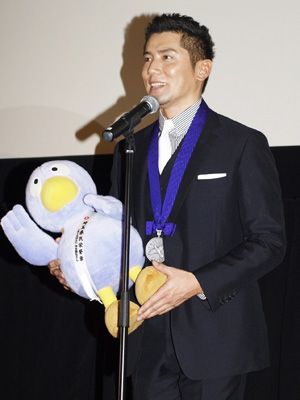 “コバトン”の人形を手にして埼玉県民栄誉章の喜びをかみしめる本木雅弘