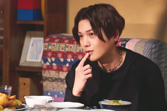 唇に指をあてる清居『劇場版　美しい彼～eternal～』場面カットほか：フォトギャラリー