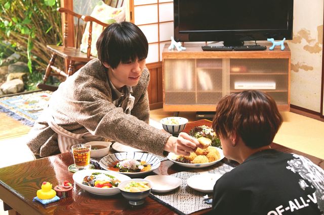 唇に指をあてる清居『劇場版　美しい彼～eternal～』場面カットほか（2枚目）