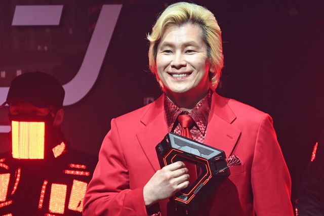 映画と同じ赤いスーツがトレードカラーのカズレーザー