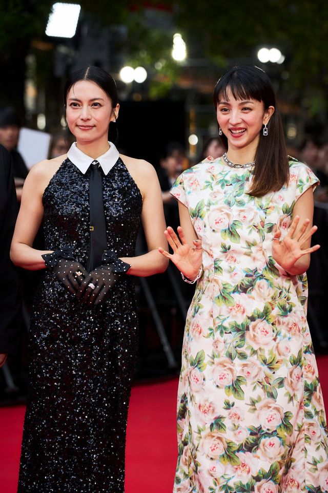 柴咲コウ、輝く黒ドレスでレッドカーペット魅了！満島ひかりと笑顔：フォトギャラリー