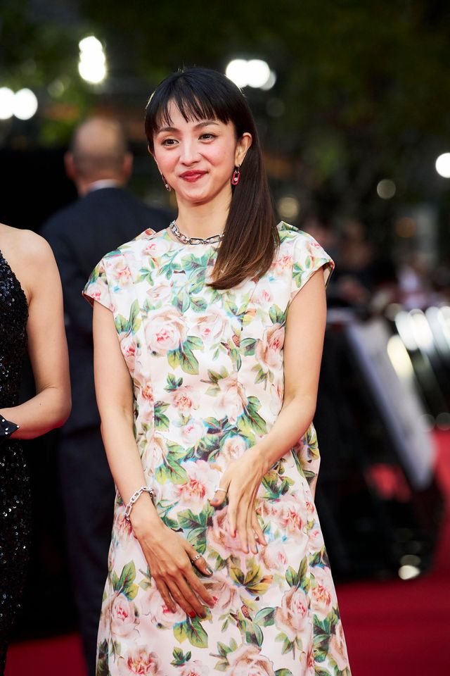 柴咲コウ、輝く黒ドレスでレッドカーペット魅了！満島ひかりと笑顔（3枚目）