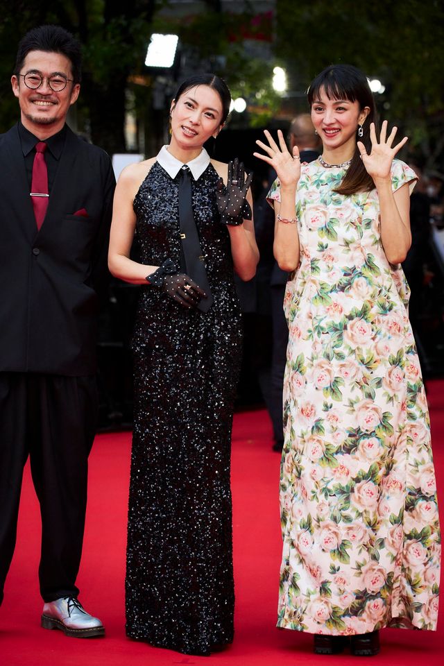 柴咲コウ、輝く黒ドレスでレッドカーペット魅了！満島ひかりと笑顔（7枚目）