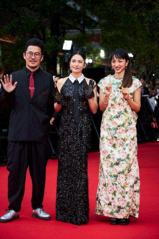 柴咲コウ、輝く黒ドレスでレッドカーペット魅了！満島ひかりと笑顔（8枚目）