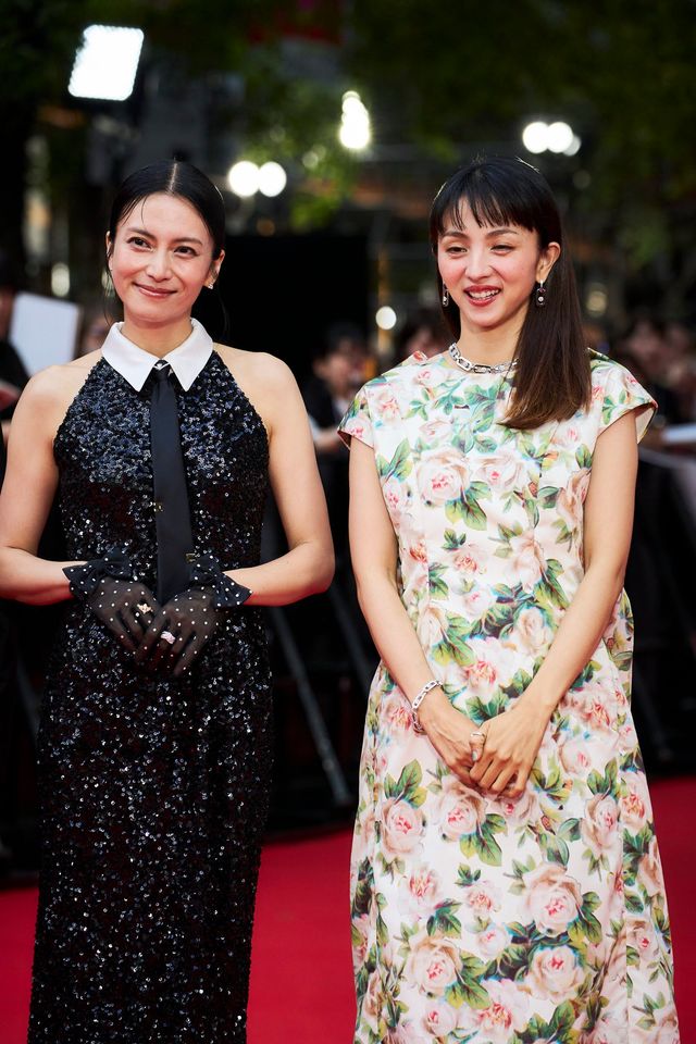 柴咲コウ、輝く黒ドレスでレッドカーペット魅了！満島ひかりと笑顔（11枚目）