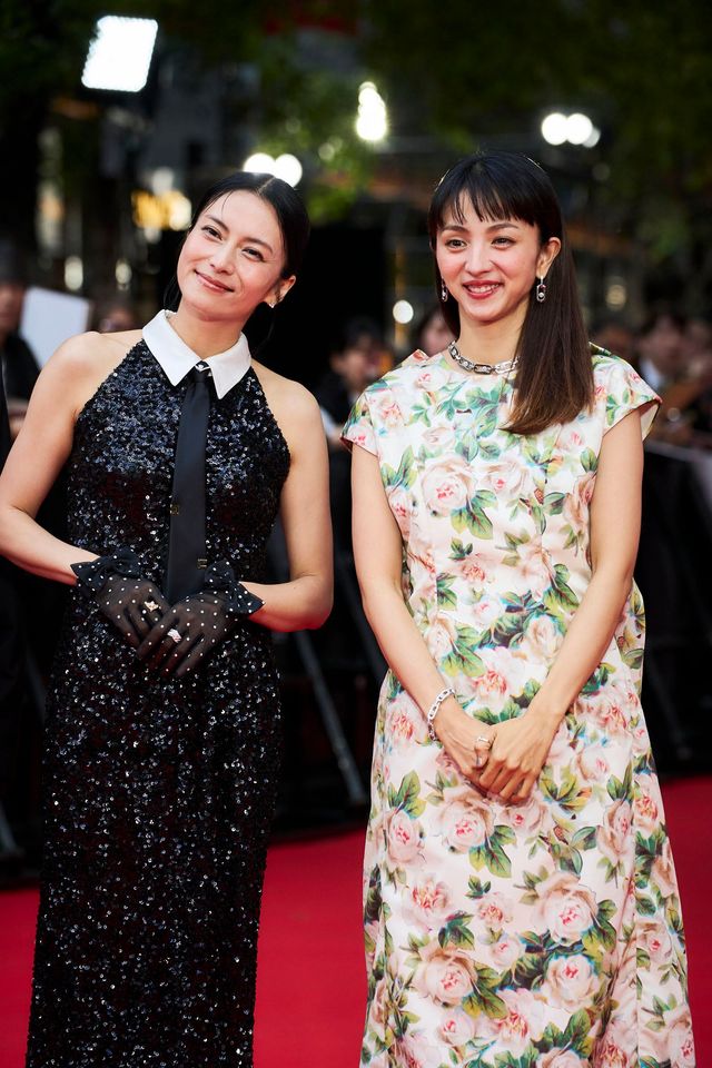 柴咲コウ、輝く黒ドレスでレッドカーペット魅了！満島ひかりと笑顔（12枚目）