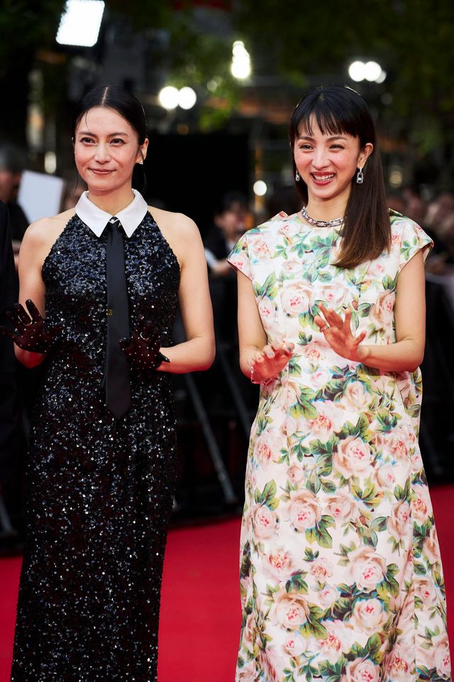 柴咲コウ、輝く黒ドレスでレッドカーペット魅了！満島ひかりと笑顔（15枚目）