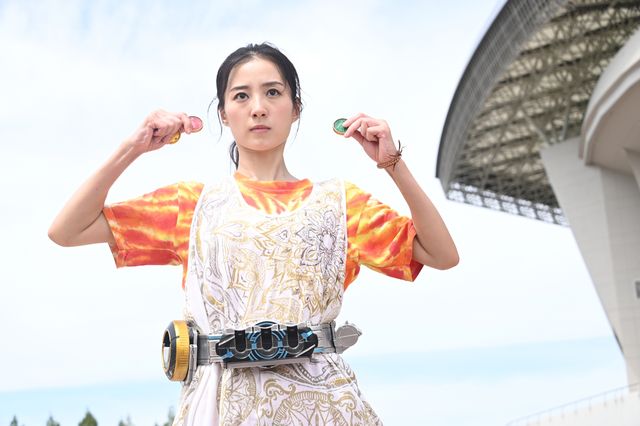 泉比奈がオーズドライバーで変身!?「オーズ10th　仮面ライダーバース　バースX誕生秘話」場面写真：フォトギャラリー