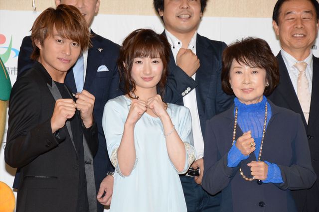 武田梨奈、懲りずに板割りを披露！映画『海すずめ』製作発表記者会見フォトギャラリー（9枚目）