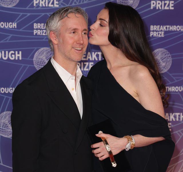 第12回ブレイクスルー賞授賞式でのアダム・シュルマン＆アン・ハサウェイ夫妻